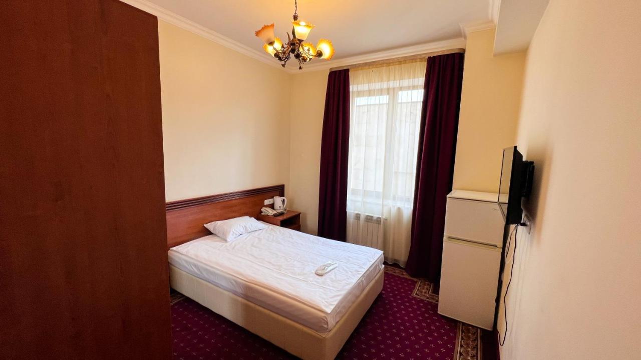 יירבאן Olympavan Hotel מראה חיצוני תמונה