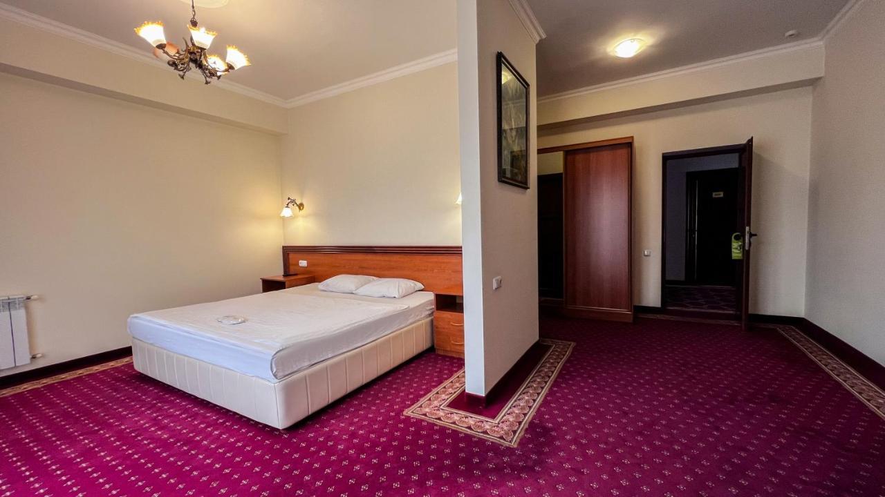 יירבאן Olympavan Hotel מראה חיצוני תמונה