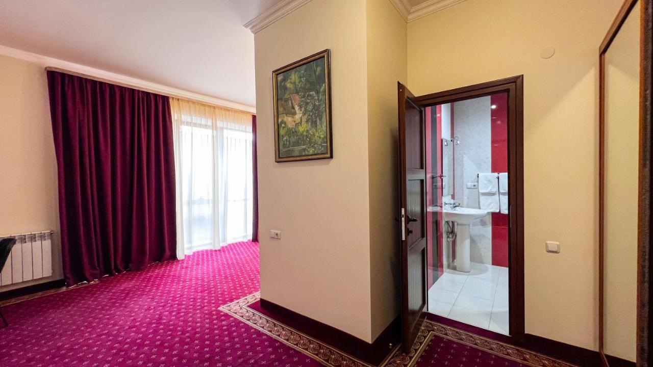 יירבאן Olympavan Hotel מראה חיצוני תמונה