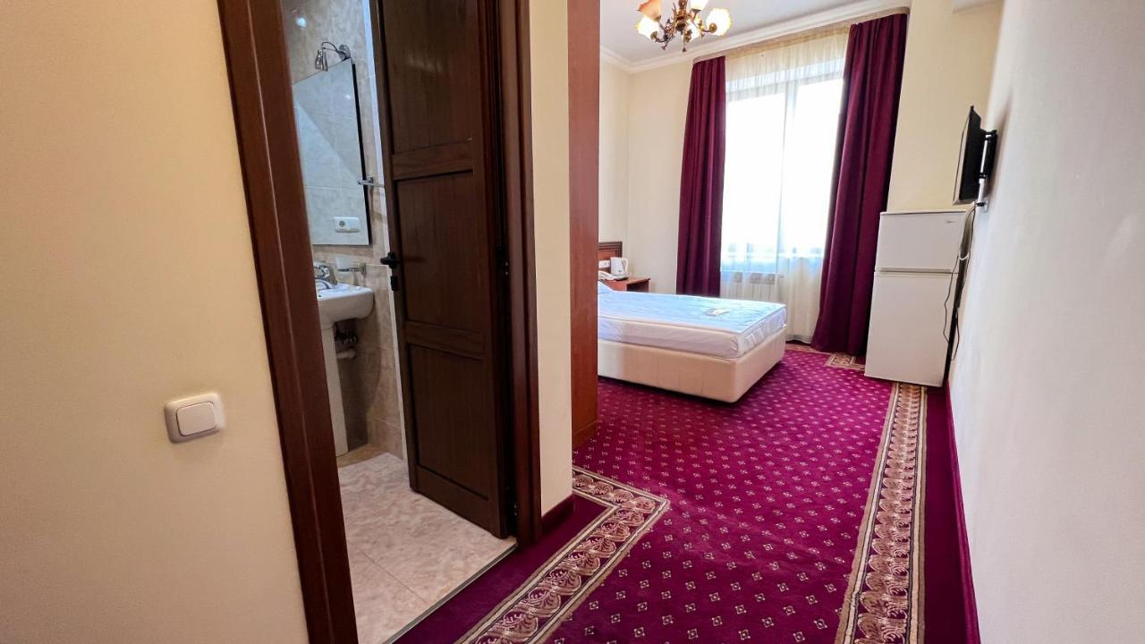 יירבאן Olympavan Hotel מראה חיצוני תמונה