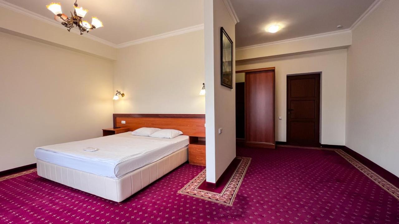 יירבאן Olympavan Hotel מראה חיצוני תמונה